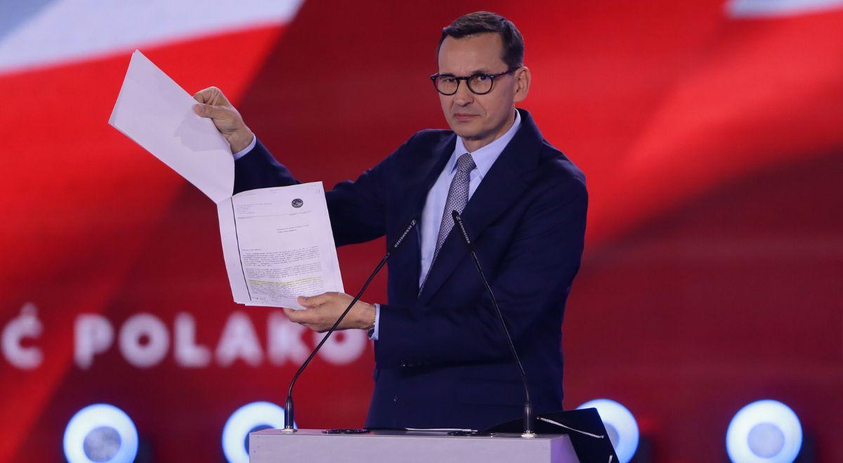 Premier Morawiecki: przedstawiam teczkę Tuska, zawiera zgodę na nielegalnych imigrantów