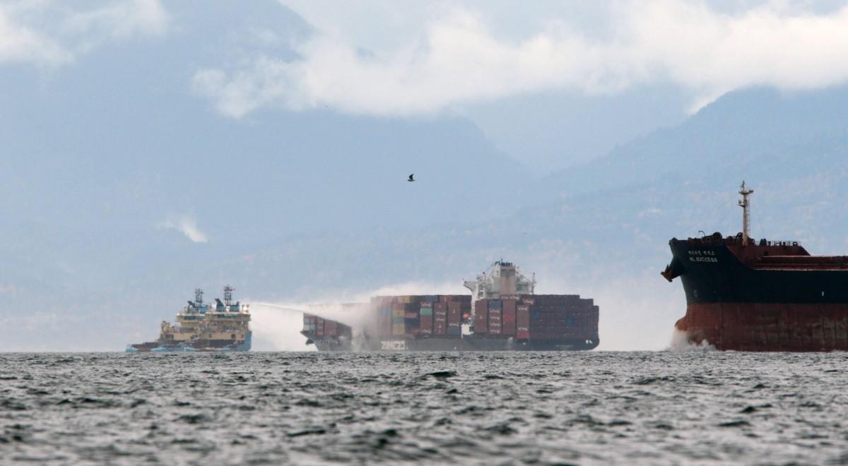 U wybrzeży Kanady płonie kontenerowiec przewożący chemikalia. Ewakuowano część załogi