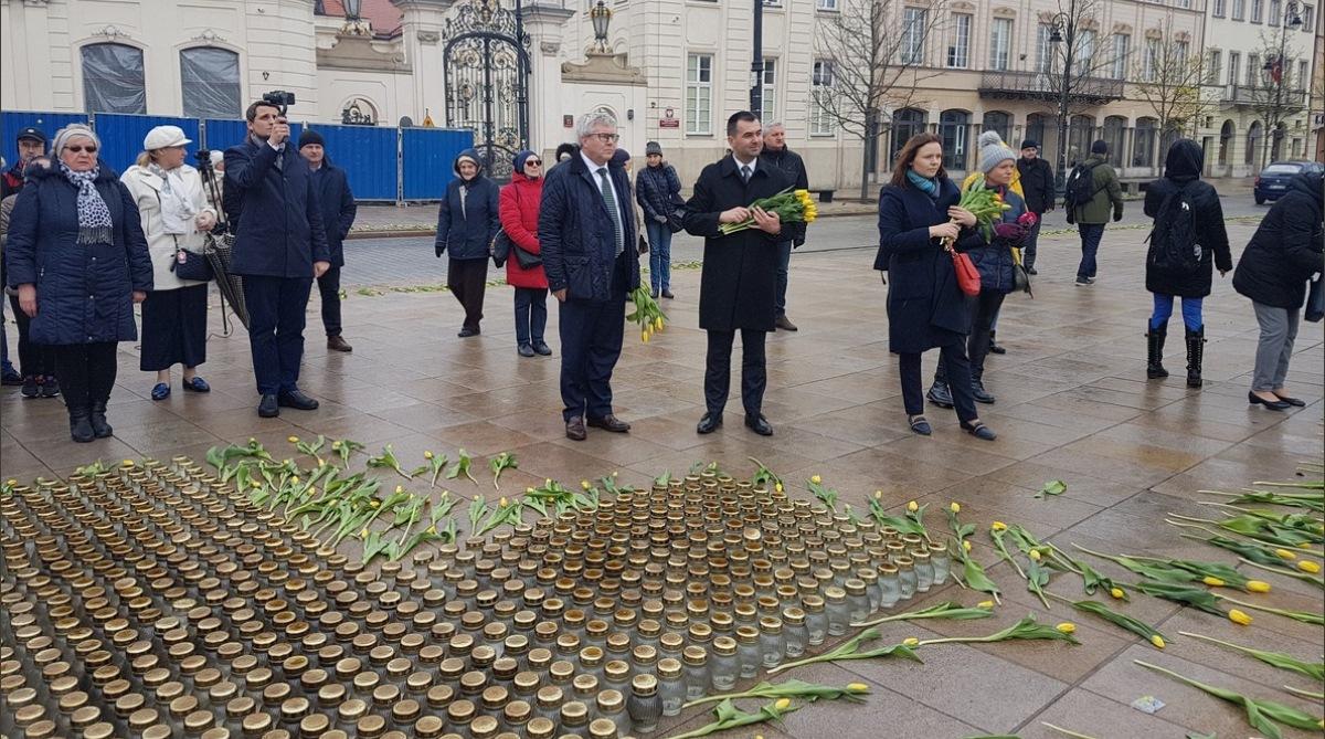 Warszawiacy ułożyli żółte tulipany w hołdzie Marii Kaczyńskiej