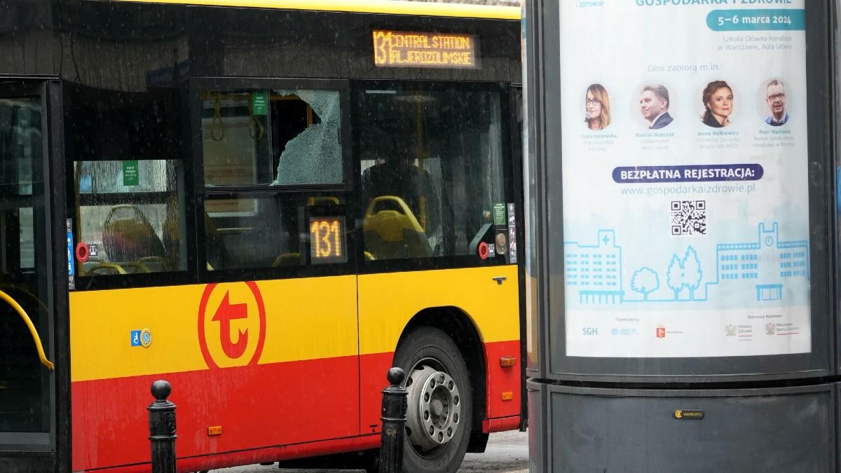 Miejskie autobusy ostrzelane w Warszawie. Policja zatrzymała nastolatków, znaleziono broń