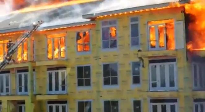 USA: dramatyczna ucieczka robotnika z płonącego budynku [wideo]