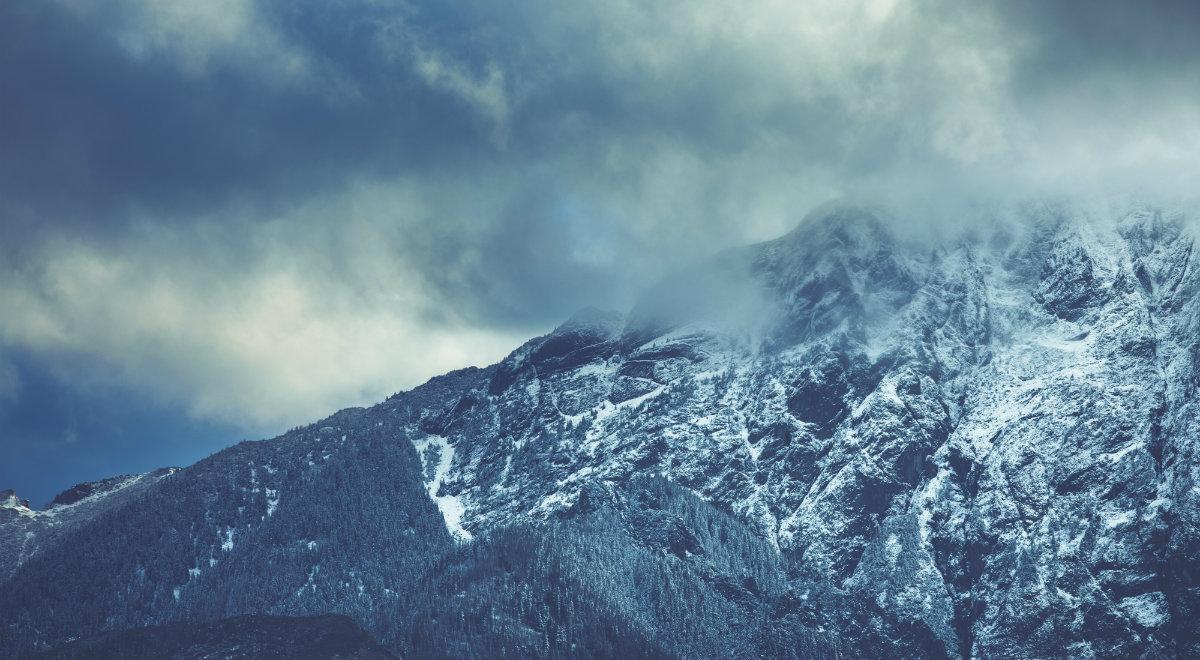 "Odradzamy wszelkie wyjścia w góry". Skrajnie trudne warunki w Tatrach