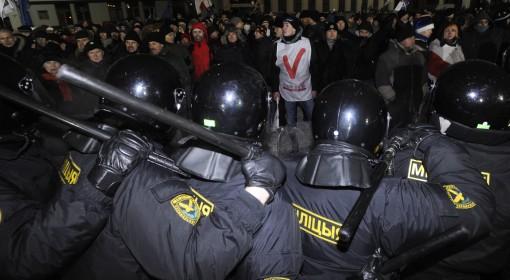 Rosjanom grozi 8 lat więzienia za "zamieszki" w Mińsku