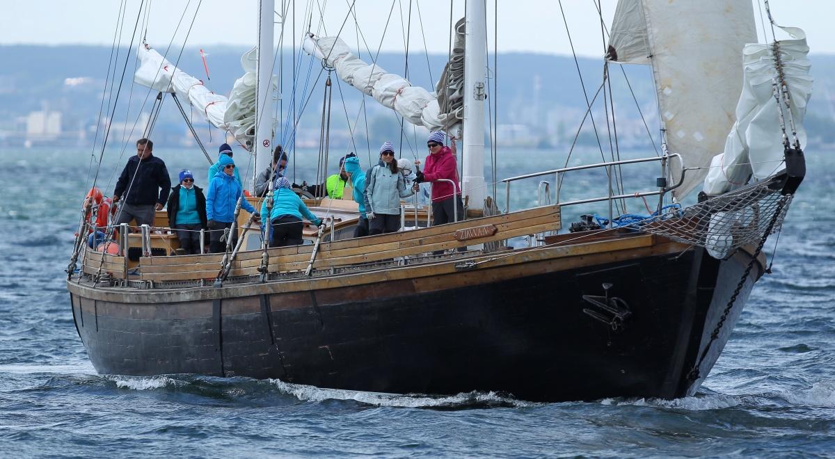 Akcja ratownicza na Bałtyku: jacht "Zjawa IV" nabierał wody. Na pokładzie było kilkanaście osób