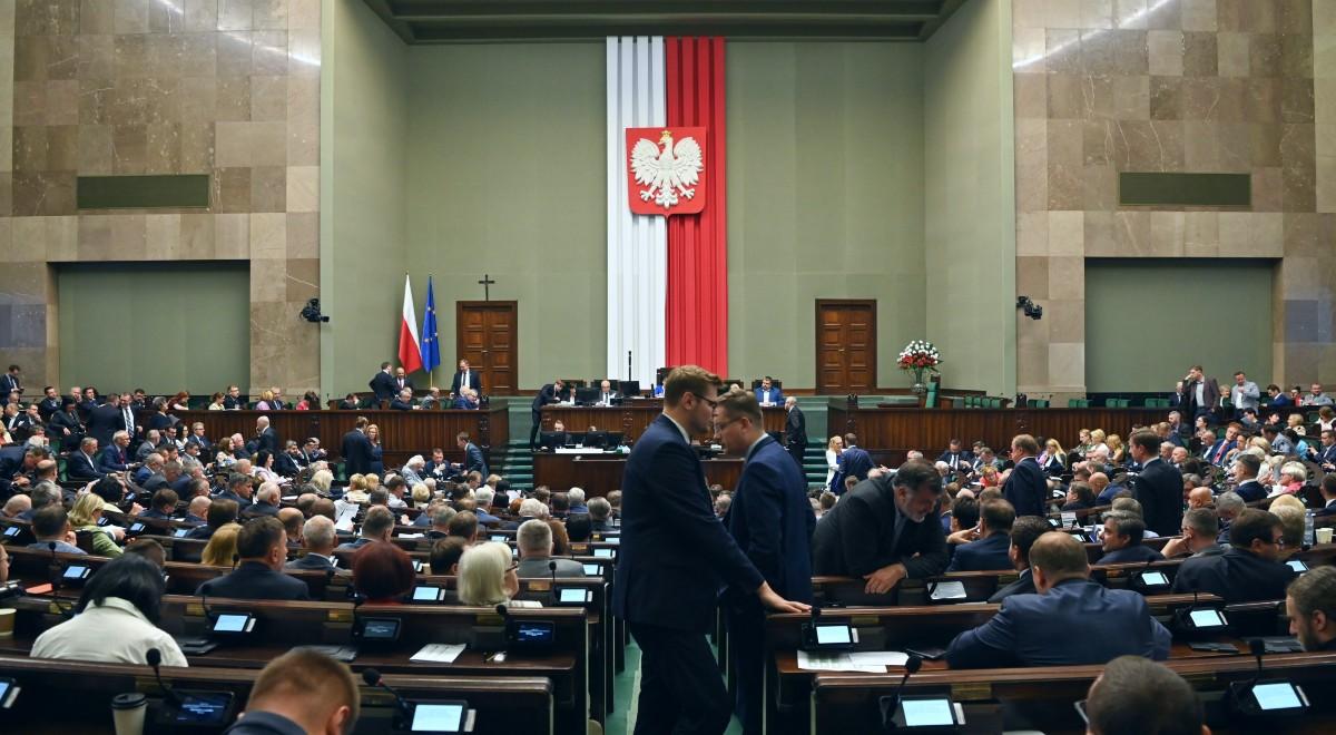 Marszałek Sejmu wznowiła obrady. Przed nami blok głosowań ws. dodatku węglowego i RMN