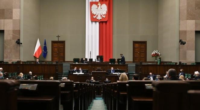 PiS liderem, Polska 2050 przed PO. Sprawdź nowy sondaż