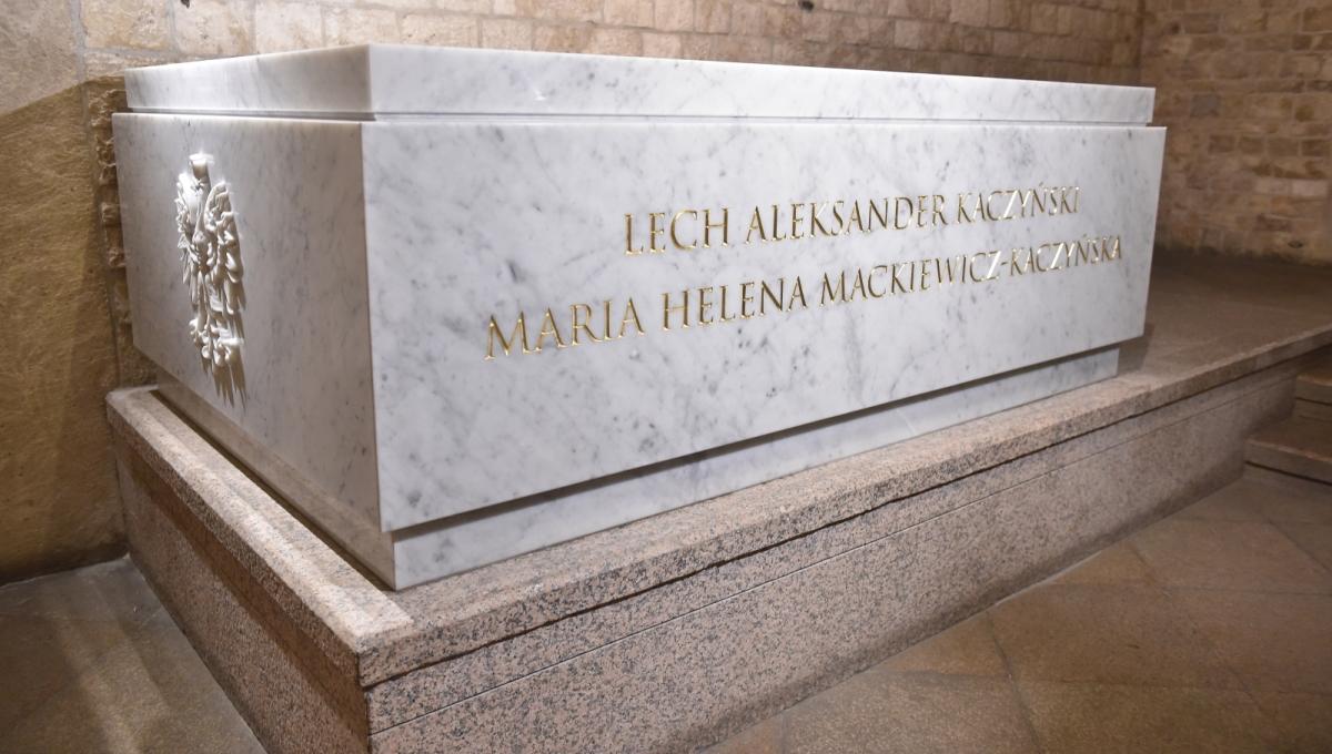 Nowy sarkofag Lecha i Marii Kaczyńskich na Wawelu już gotowy. "Materiał jest elegancki, trwalszy i wpisuje się w tę kryptę"