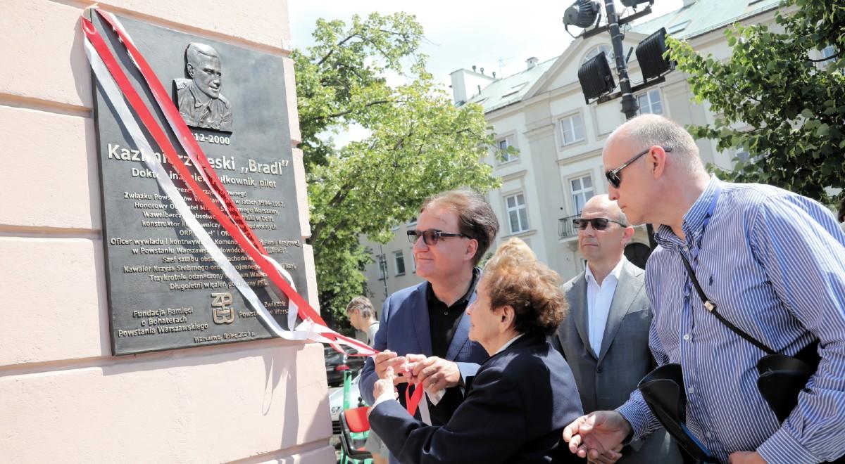 W Warszawie odsłonięto tablicę upamiętniającą legendarnego "Bradla"