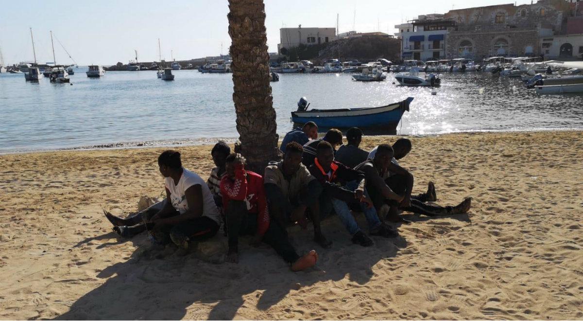 Masowy napływ migrantów na włoską Lampedusę. Krytyczna sytuacja na wyspie