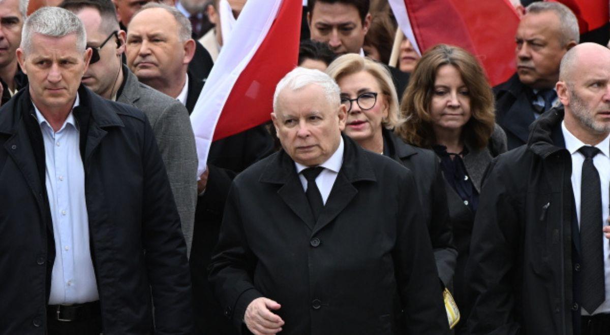 Incydent pod pomnikiem smoleńskim z udziałem Jarosława Kaczyńskiego. Policja wydała komunikat