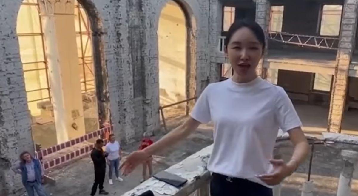 Chinka zaśpiewała "Katiuszę" w ruinach teatru w Mariupolu. Ukraińskie MSZ oburzone