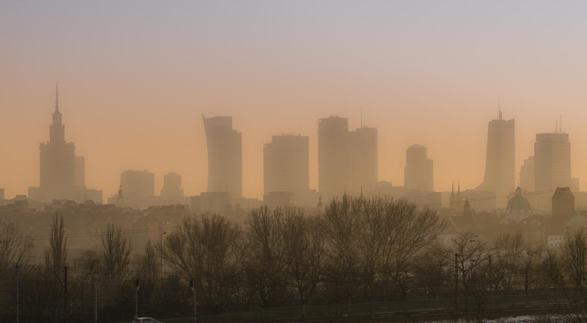 Dzieci i osoby starsze powinny zostać w domach. Alarm smogowy w Krakowie i Warszawie