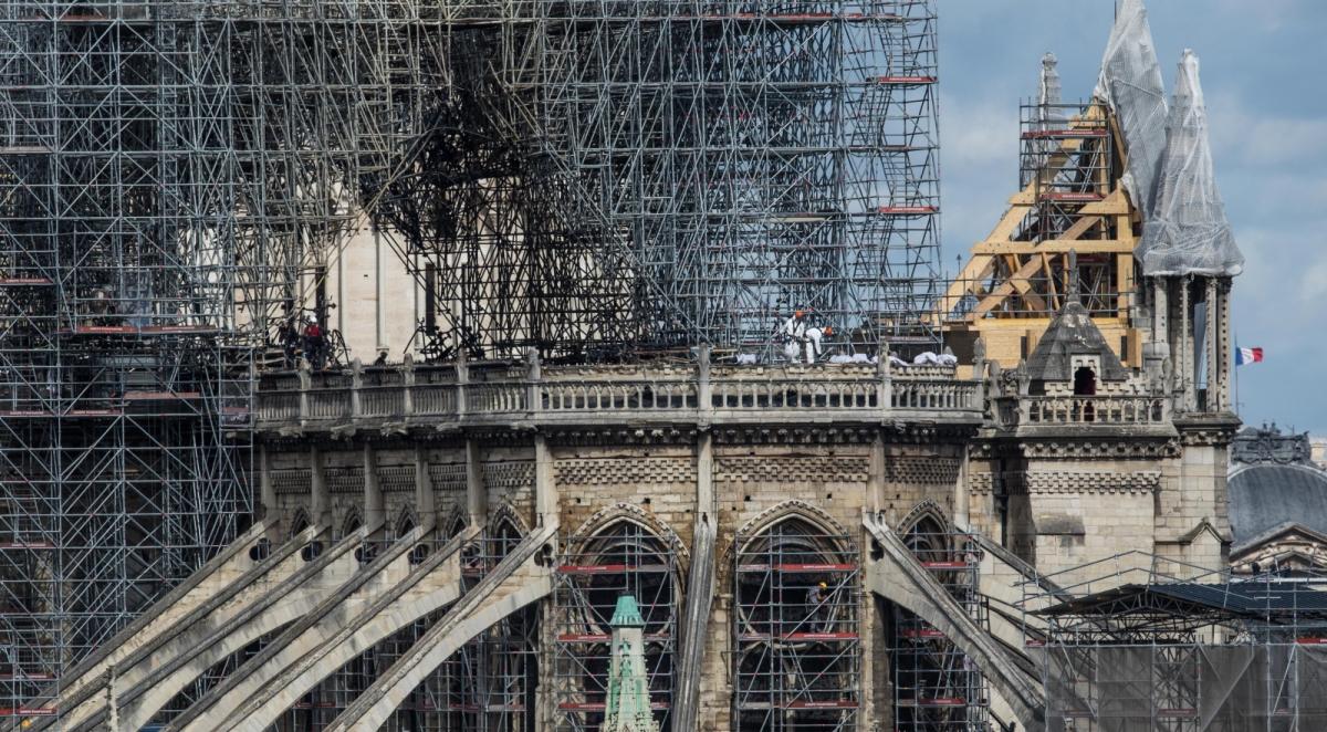 Francja: trzy zespoły policji zajmą się oględzinami katedry Notre Dame po pożarze