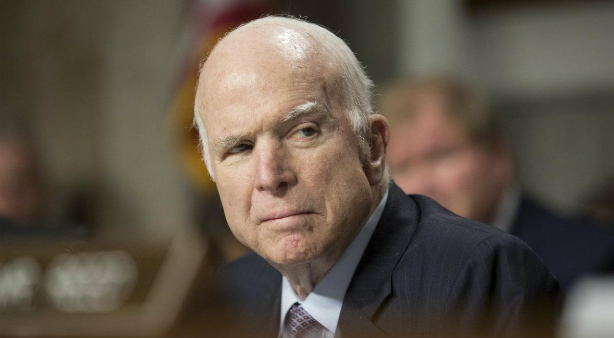 Senator John McCain przechodzi w szpitalu wojskowym kurację po chemioterapii