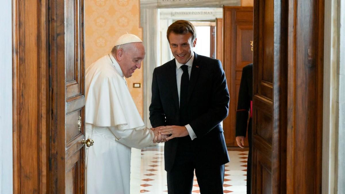Skąd Macron miał książkę z pieczątką lwowskiej biblioteki? Polskie MSZ bada sprawę prezentu dla papieża