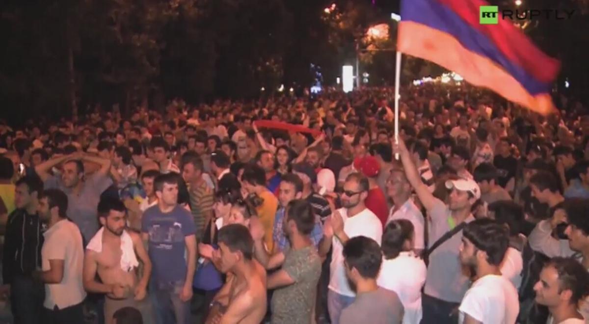 Kolejna "kolorowa rewolucja"? Masowe protesty na ulicach Erywania