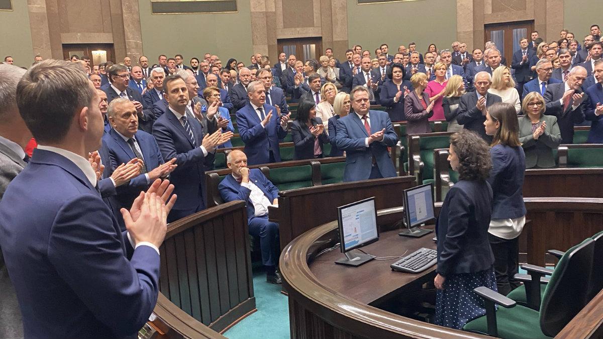 Sejm przeciwko rosyjskim kłamstwom. Posłowie wstali z miejsc, tylko Korwin-Mikke nie