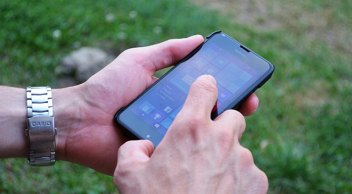 Coraz więcej Polaków korzysta z bankowości mobilnej