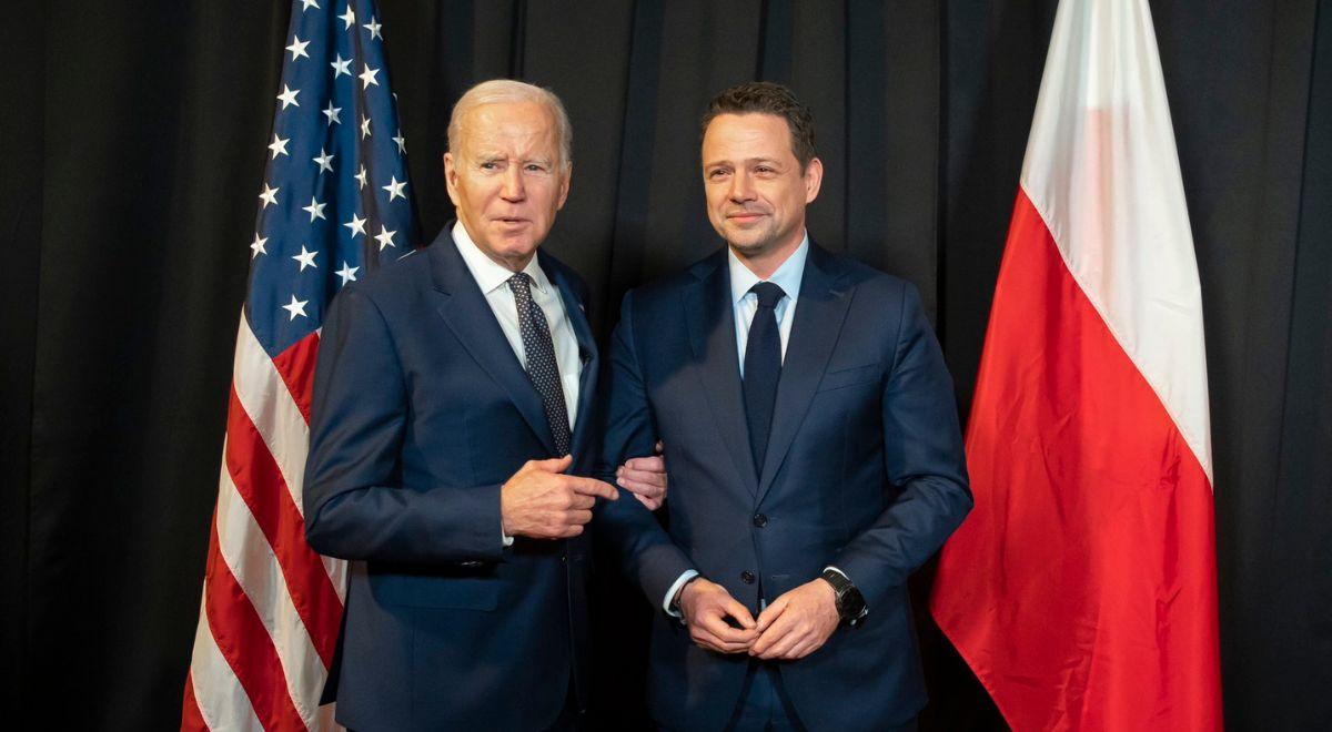 Tusk i Trzaskowski spotkali się z prezydentem Joe Bidenem. Rozmowy trwały mniej niż pół minuty