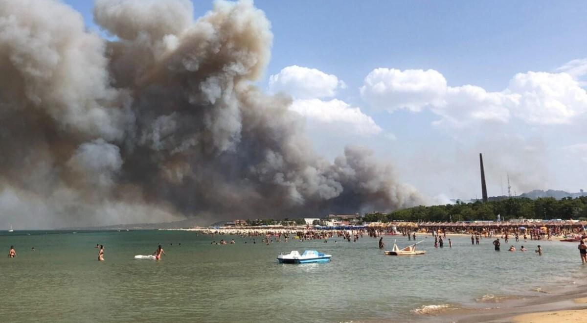 "Straty są niewyobrażalne". Gigantyczny pożar we Włoszech, ludzie uciekają z plaż