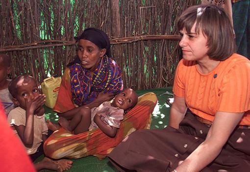 Catherine Bertini specjalny wysłannik ONZ ds suszy w Afryce podczas wizytacji w centrum dożywiania w miejscowości Gode. Catherine Bertini oświadczyła 21 września 2000 roku w mieście Gode, że groźba epidemii głodu w Etiopii spowodowanego suszą, została opanowana dzięki pomocy społeczności międzynarodowej. 