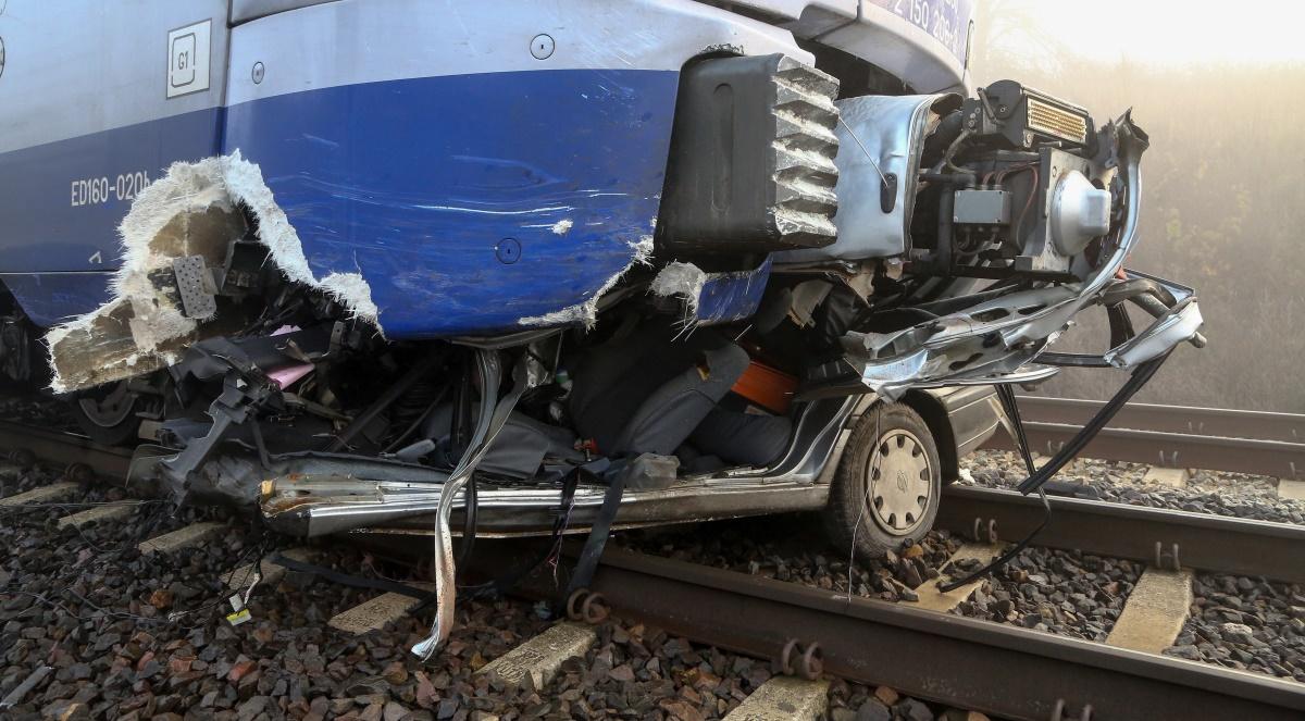 Tragiczny wypadek w Piotrkowie Trybunalskim: pociąg zmiażdżył samochód. Nie żyje kierowca auta
