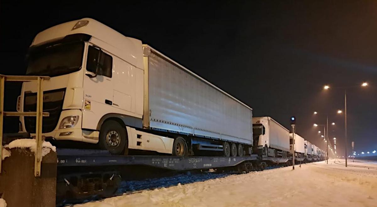 Wraca idea "tiry na tory". Pociąg z 13 ciężarówkami z Ukrainy dotarł przez Hrubieszów do Sławkowa