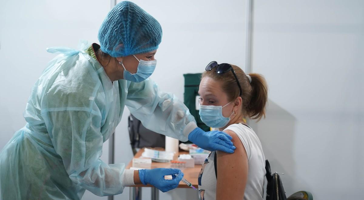 Czy uchodźcy z Ukrainy podlegają obowiązkowym szczepieniom? Minister zdrowia wyjaśnia