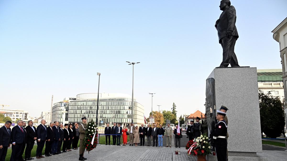 Warszawa: delegacja PiS upamiętniła ofiary katastrofy smoleńskiej