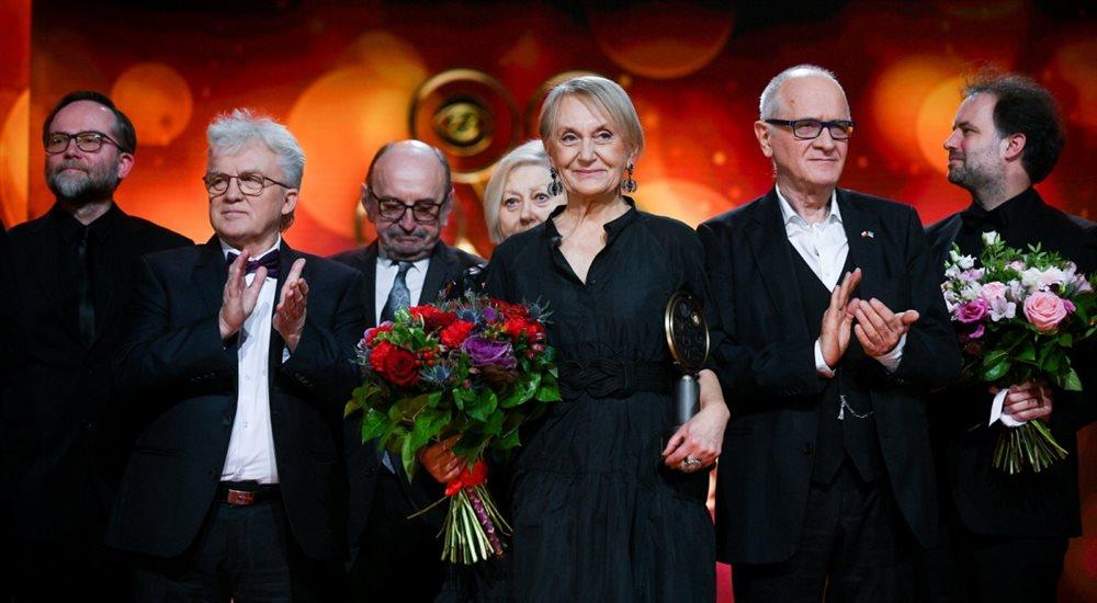 Przewodniczący Rady Mediów Narodowych Krzysztof Czabański z laureatami i uczestnikami uroczystej Gali Nagród Mediów Publicznych w Warszawie