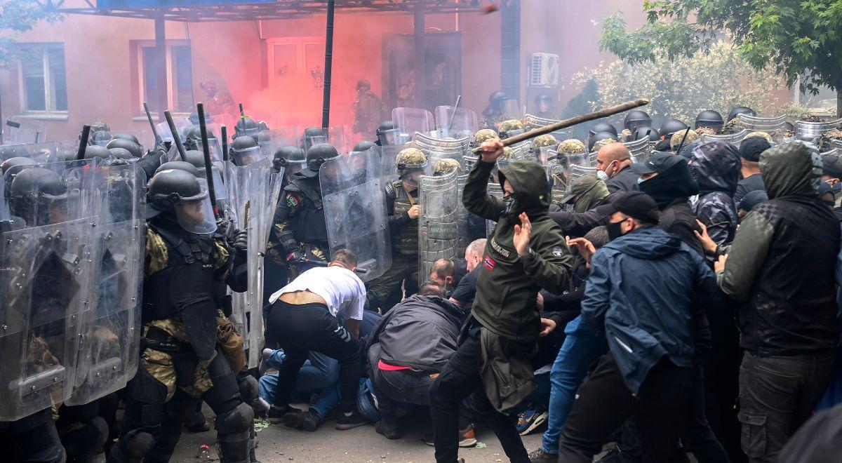 Brutalne starcia po wyborach w Kosowie. Tłum ruszył na siedzibę władz. Ranni żołnierze NATO