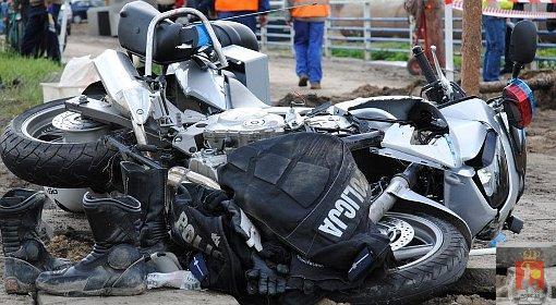 Dwaj policjanci na motocyklach ranni pod Warszawą. Wjechało w nich auto osobowe