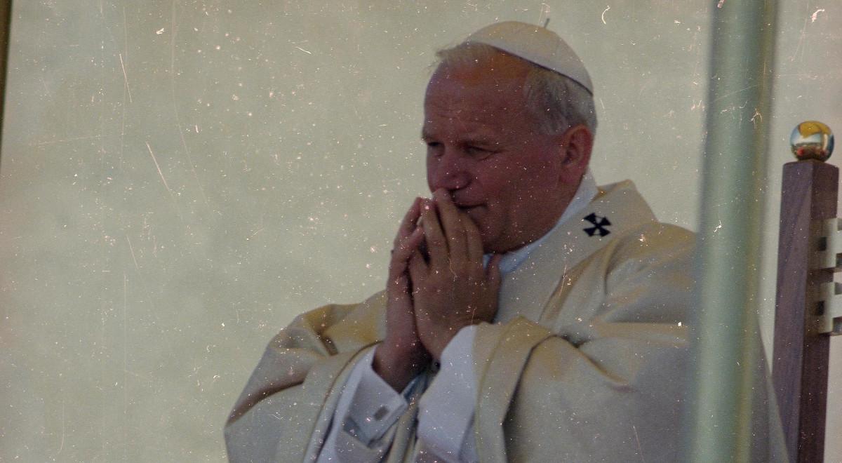 Atak na św. Jana Pawła II nie osiągnął celu. Walka o dusze Polaków wciąż jednak trwa