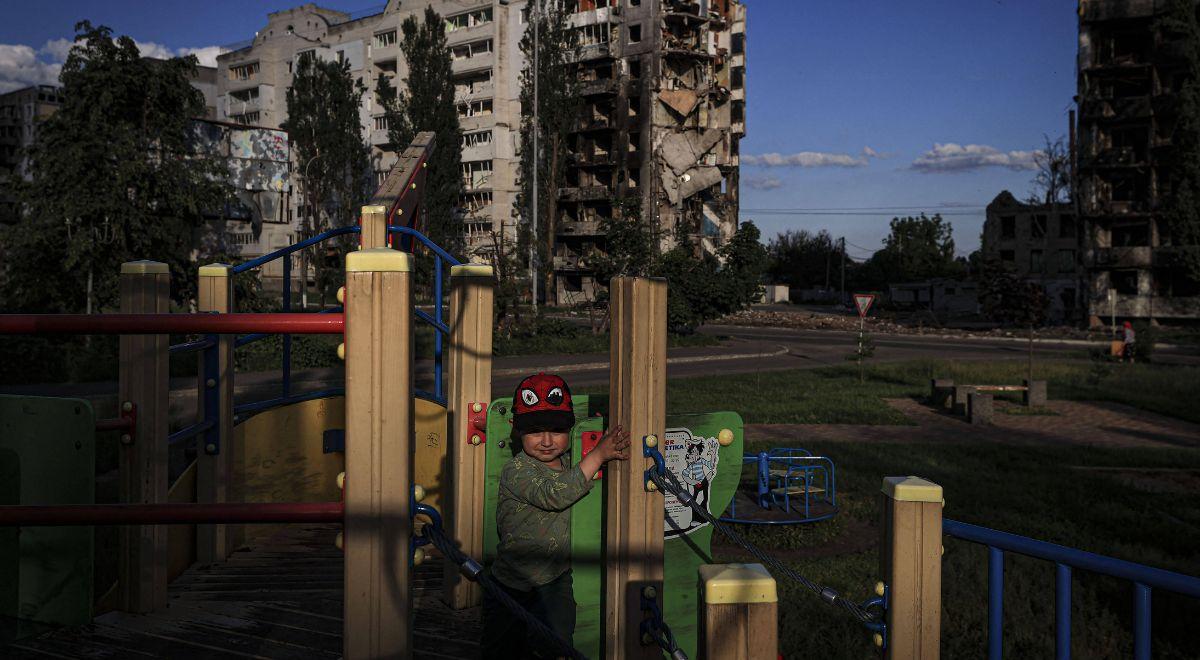 Rosjanie zniszczyli bloki mieszkalne. Trwają poszukiwania uwięzionych pod gruzami [ZAPIS RELACJI]