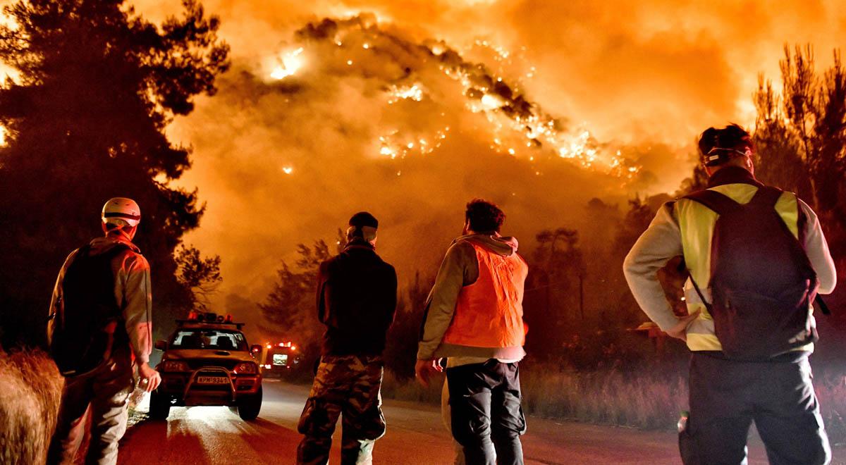Ogromny pożar w Grecji. Z ogniem walczy kilkuset strażaków
