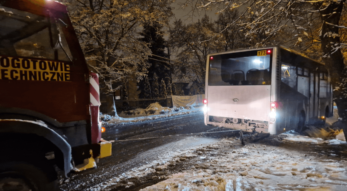 Lokalna prasa ostrzega kierowców. Śnieg paraliżuje ruch w wielu regionach Polski