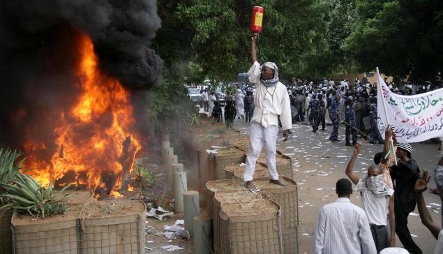 Muzułmanie podpalili ambasadę Niemiec w stolicy Sudanu