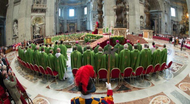 Konflikt podczas Synodu w Watykanie. Prasa: papież może przegrać głosowanie