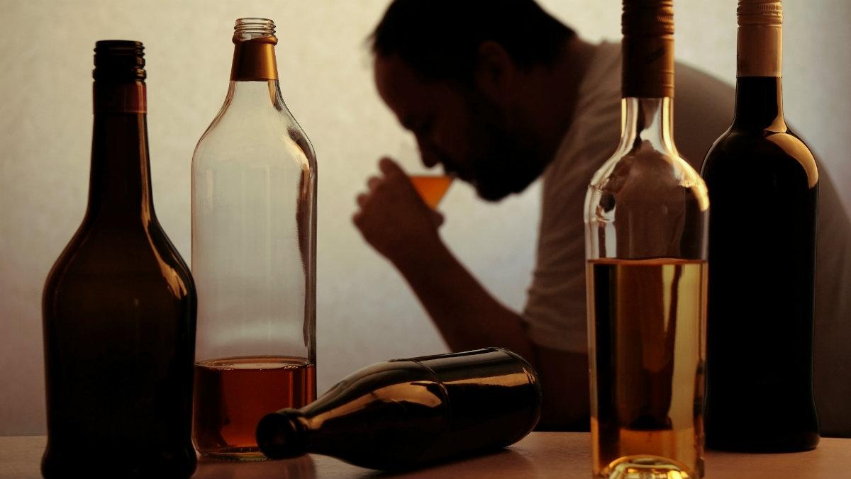 Zagrożenia płynące z uzależnienia od alkoholu i sposoby na wychodzenie z nałogu