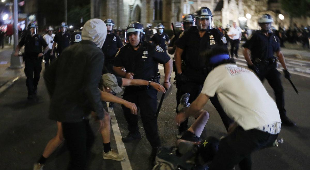 Zniszczone sklepy i bijatyki z policją. Protesty w Nowym Jorku na ogromną skalę
