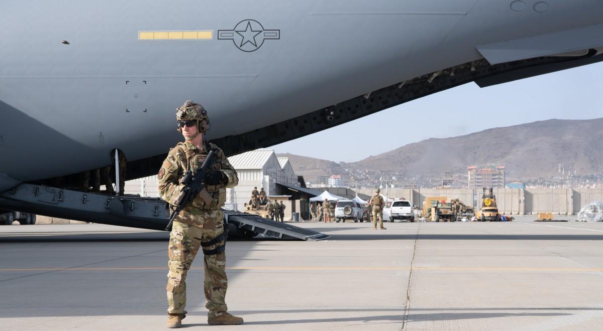 Amerykańscy żołnierze opuszczają lotnisko w Kabulu. Pentagon: zachowamy kontrolę "do samego końca"