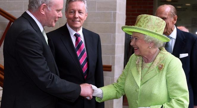 Historyczny uścisk dłoni: Elżbieta II i były szef IRA