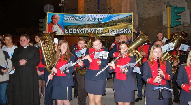 Watykan: polscy górale wręczyli prezent góralom z Włoch