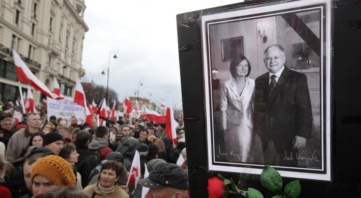"Tysiące zapłakanych ludzi". Wspomnienie pogrzebu pary prezydenckiej na Wawelu