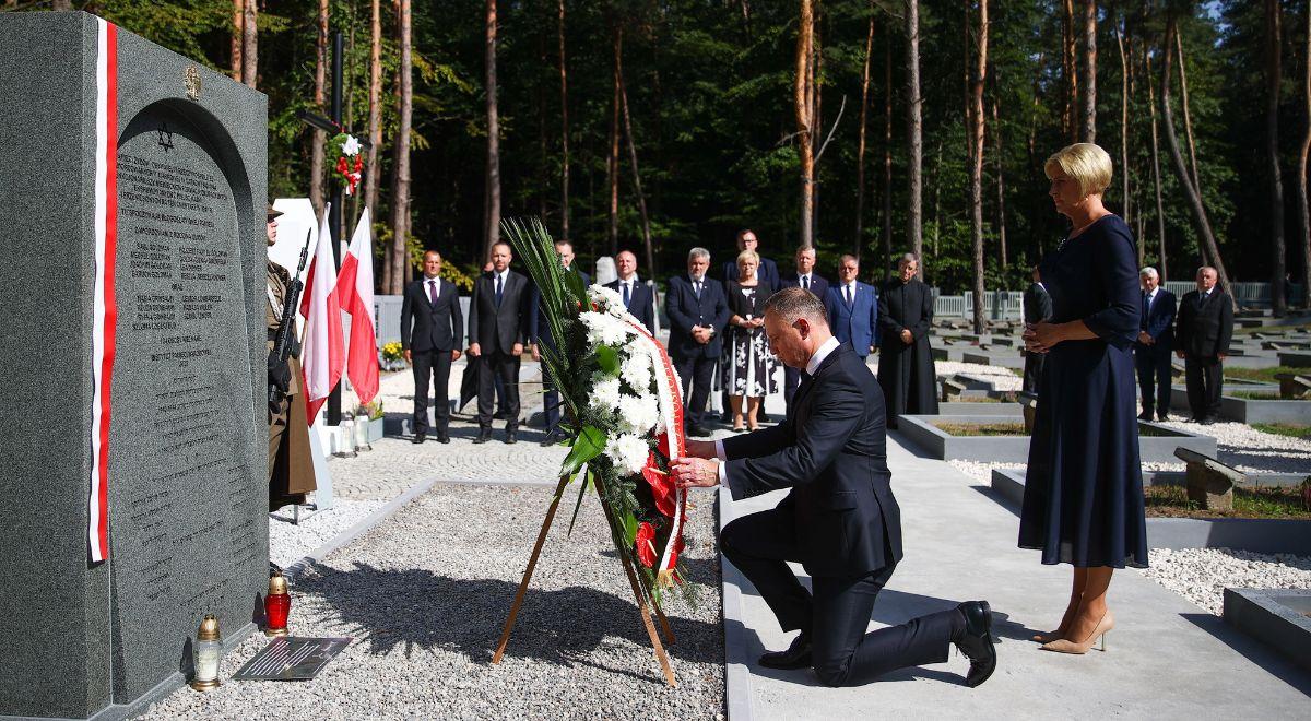 Para prezydencka złożyła wieniec przed pomnikiem Pamięci Żydów Obywateli II Rzeczypospolitej 