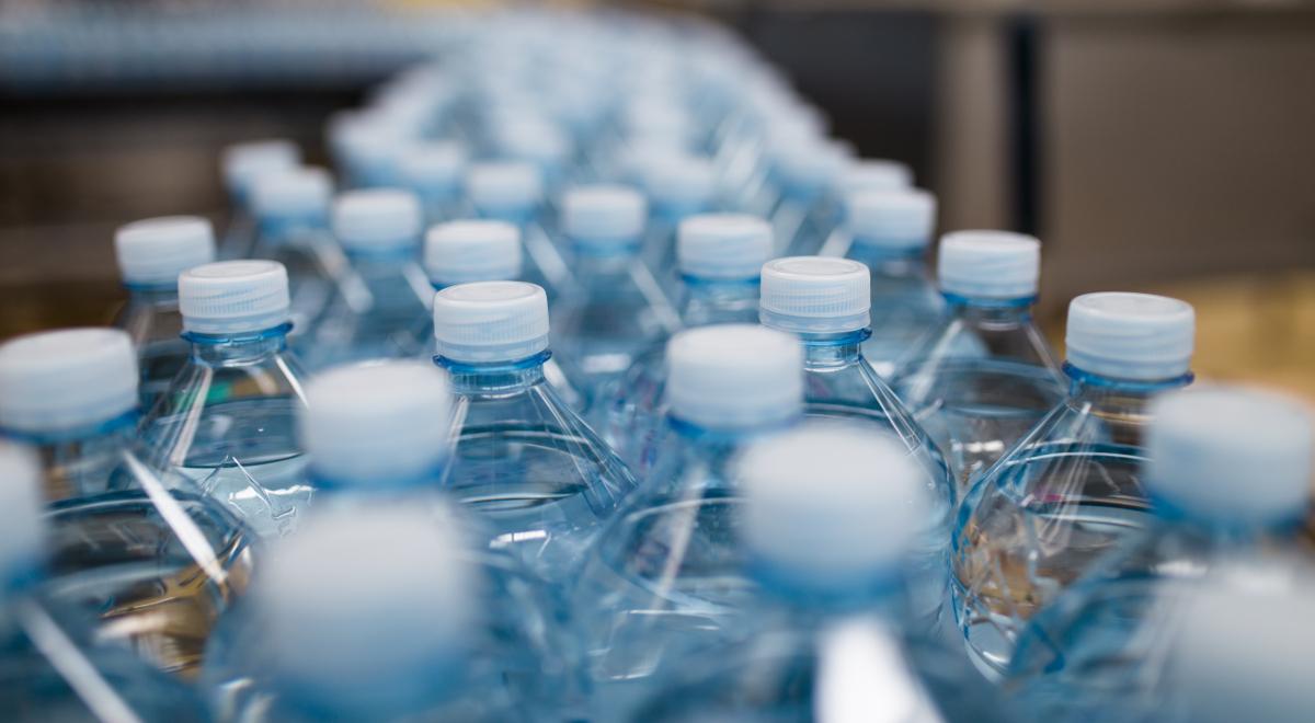 Dlaczego woda w butelkach PET ma termin ważności?