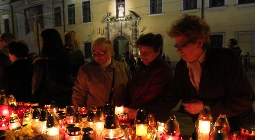 W Krakowie pod "oknem papieskim" trwa czuwanie modlitewne