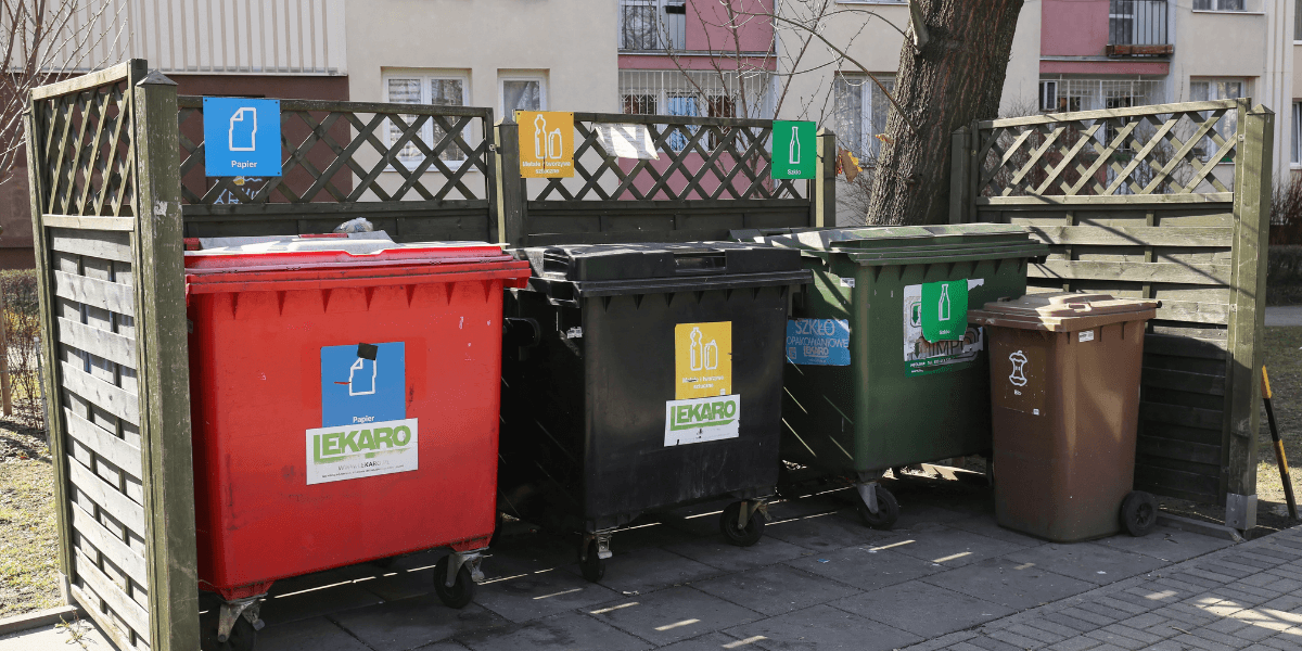 Nowe zasady płacenia za śmieci w Warszawie. Im większe mieszkanie, tym drożej