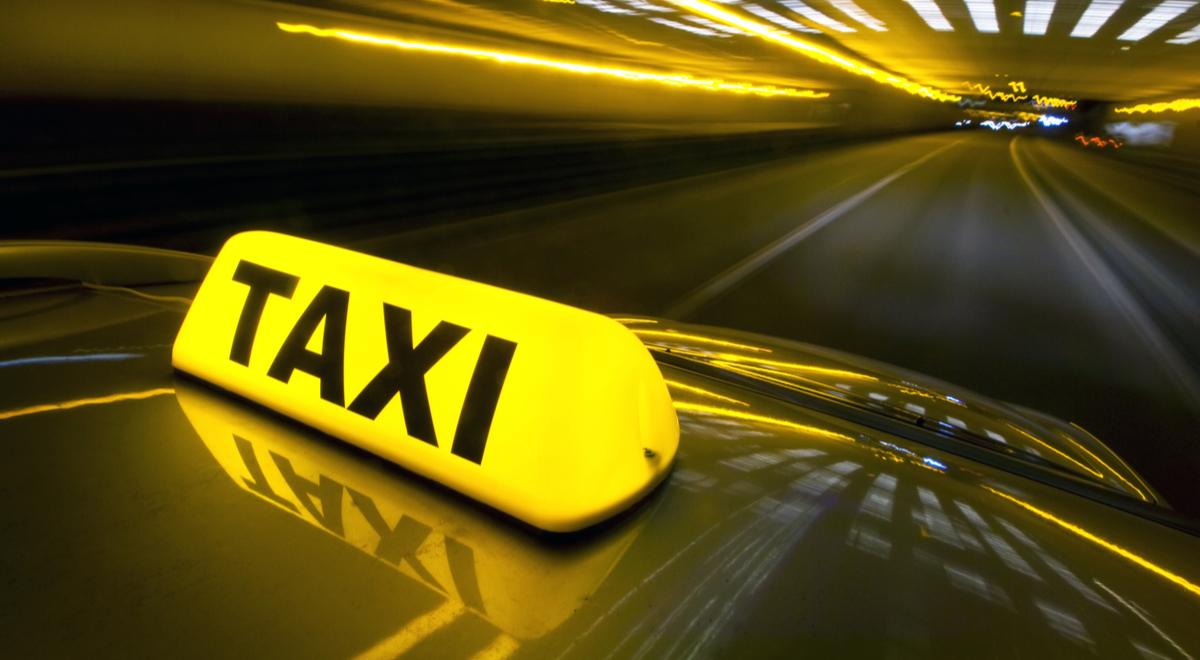 Spada liczba taksówek, a branża przeżywa trudności. 90 proc. kierowców zaczyna jeździć dla innych przewoźników
