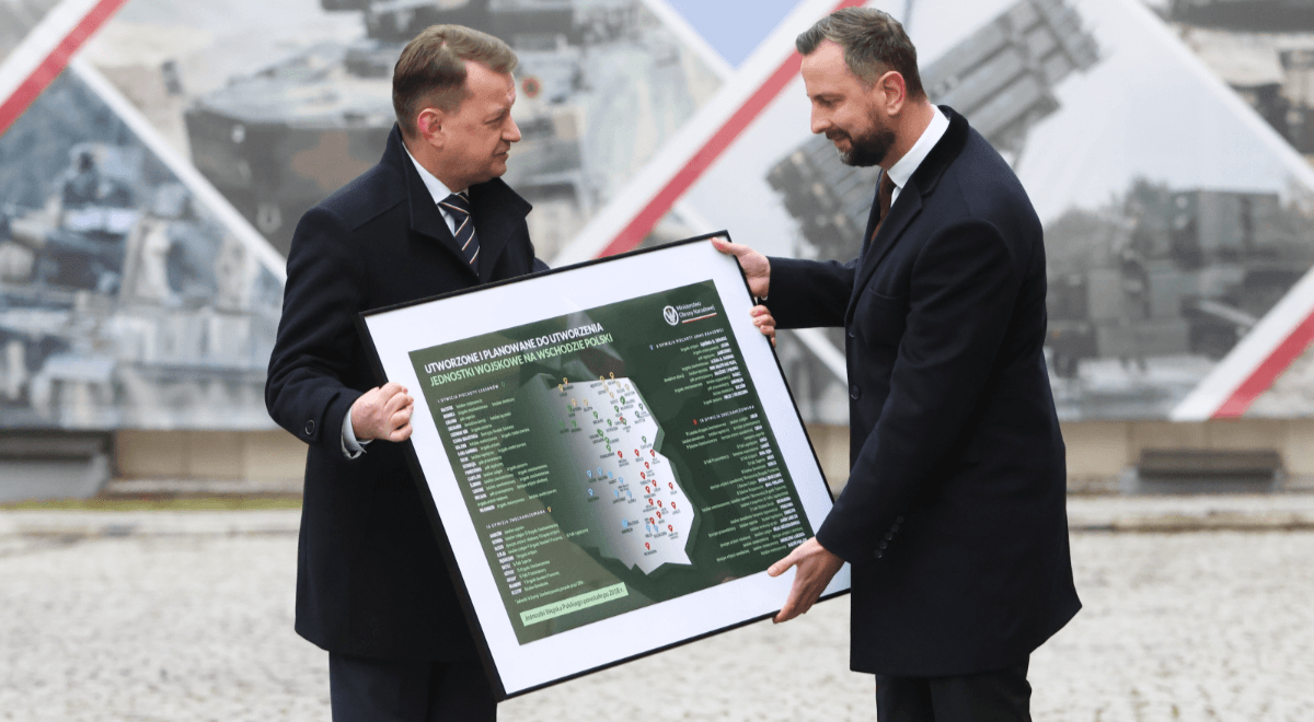 Mariusz Błaszczak przekazał nowemu szefowi MON mapę jednostek wojskowych. "Liczę, że z niej nie znikną"